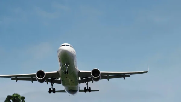 Endonezya havaalanında çekilen uçak fotoğrafı