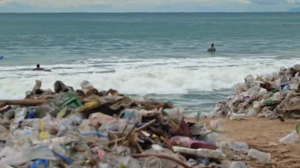 海水汚染だ 海のビーチでのプラスチックごみやその他のゴミの4Kビデオ 生態学的概念 — ストック動画