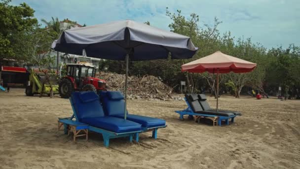 Filas Sombrillas Plegadas Tumbonas Vacías Playa Temprano Mañana — Vídeo de stock