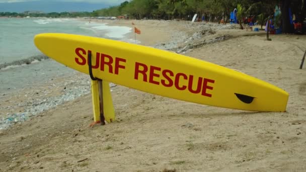 Yellow Surfboard Beach Red Text Surf Rescue Emergency Beach Bali — Stock Video