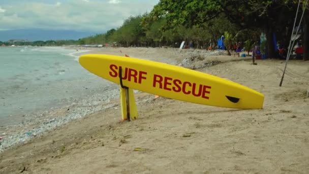 Yellow Surfboard Beach Red Text Surf Rescue Emergency Beach Bali — Stock Video