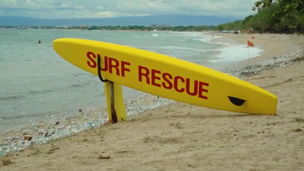 Tabla Surf Amarilla Playa Con Texto Rojo Emergencia Rescate Surf — Vídeo de stock