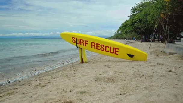 Tabla Surf Amarilla Playa Con Texto Rojo Emergencia Rescate Surf — Vídeo de stock