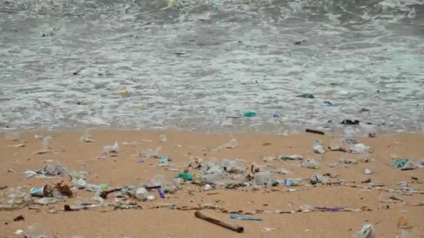 Zanieczyszczenie Plaży Wideo Plastikowych Śmieci Innych Śmieci Plaży Morskiej Koncepcja — Wideo stockowe