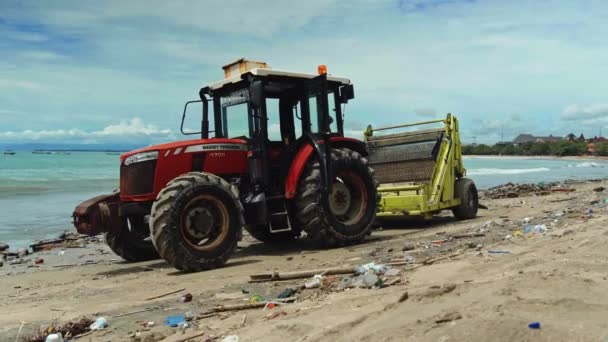 バダン ビーチ インドネシア 2021年1月4日 クタ市のバリ島の海からプラスチックごみを投げ捨てて砂の上に立つゴミから海をきれいにするためのトラクター技術 — ストック動画