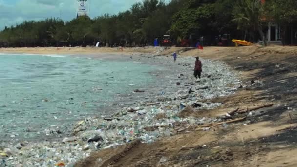 海水汚染だ 海のビーチでのプラスチックごみやその他のゴミの4Kビデオ 生態学的概念 — ストック動画