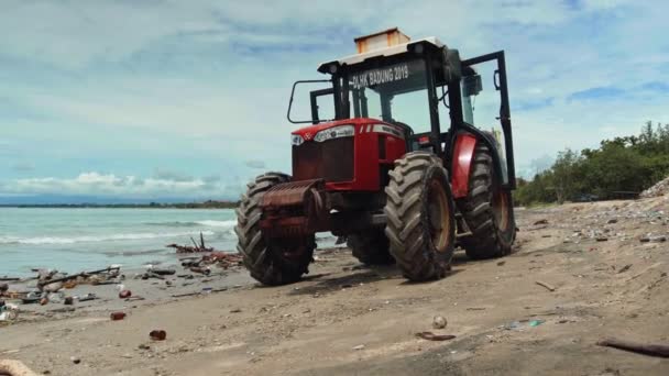 バダン ビーチ インドネシア 2021年1月4日 クタ市のバリ島の海からプラスチックごみを投げ捨てて砂の上に立つゴミから海をきれいにするためのトラクター技術 — ストック動画