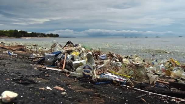 Zanieczyszczenie Plaży Wideo Plastikowych Śmieci Innych Śmieci Plaży Morskiej Koncepcja — Wideo stockowe