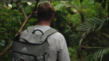 Buruan, Tabanan, Bali, Endonezya - 3 Ocak 2021: İnsan, yağmur ormanlarının derinliklerindeki tropikal ormanlarda geziniyor