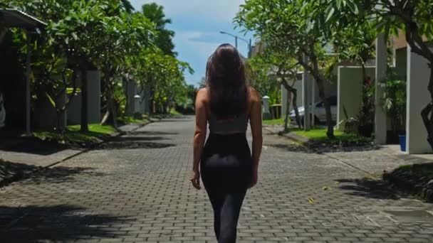 Seorang Gadis Olahraga Berambut Cokelat Muda Eropa Berjalan Sepanjang Jalan — Stok Video