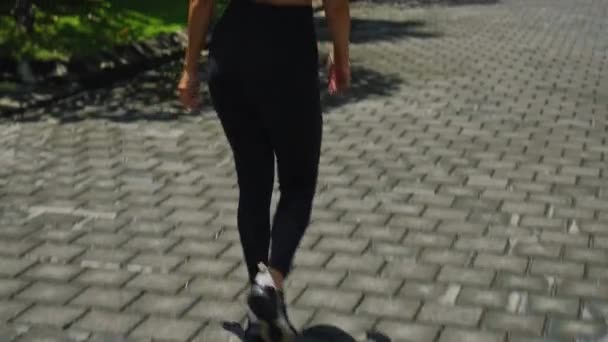 Een Jonge Europese Brunette Sport Meisje Loopt Langs Een Lege — Stockvideo