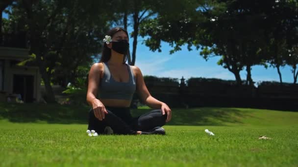 Joven Morena Europea Practica Yoga Sola Naturaleza Sentada Sobre Hierba — Vídeos de Stock