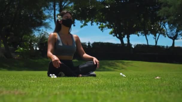 Joven Morena Europea Practica Yoga Sola Naturaleza Sentada Sobre Hierba — Vídeos de Stock