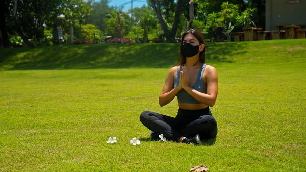 Genç Avrupalı Esmer Kız Doğada Yoga Yapıyor Nilüfer Çiçekli Yeşil — Stok fotoğraf