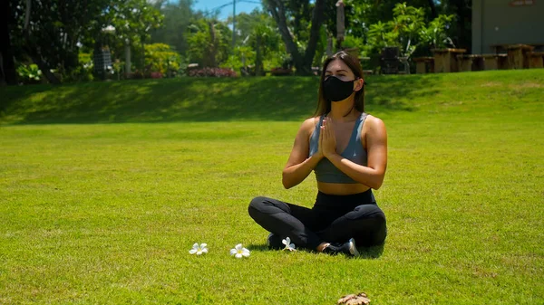 Jong Europees Brunette Meisje Praktijken Alleen Yoga Natuur Zitten Groen — Stockfoto