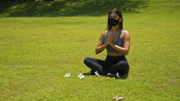 Jeune Fille Brune Européenne Pratique Seul Yoga Dans Nature Assis — Photo