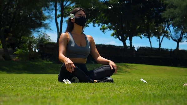 Jong Europees Brunette Meisje Praktijken Alleen Yoga Natuur Zitten Groen — Stockfoto