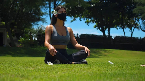 Jong Europees Brunette Meisje Praktijken Alleen Yoga Natuur Zitten Groen — Stockfoto