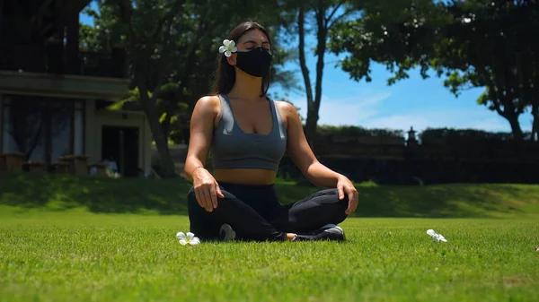 Jong Europees Brunette Meisje Praktijken Alleen Yoga Natuur Zitten Groen — Stockfoto