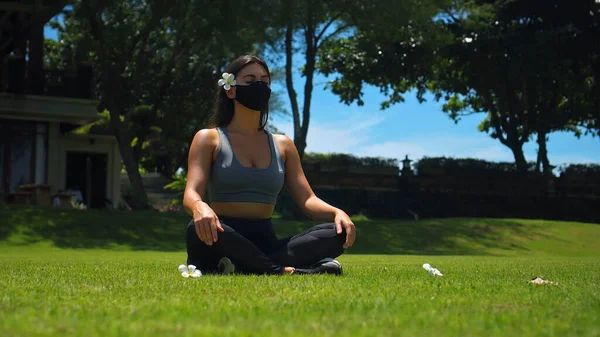 Jong Europees Brunette Meisje Praktijken Alleen Yoga Natuur Zitten Groen — Stockfoto