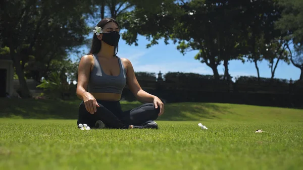 Giovane Bruna Europea Pratica Sola Yoga Natura Seduta Sull Erba — Foto Stock