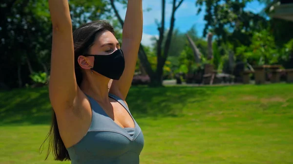 Joven Morena Europea Practica Yoga Sola Naturaleza Con Una Máscara — Foto de Stock