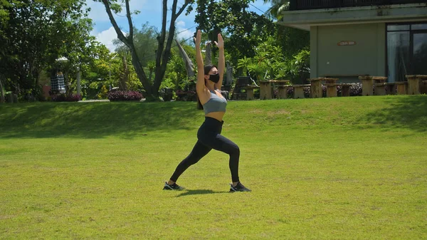 Genç Avrupalı Esmer Kız Doğada Yoga Yapıyor Yeşil Çimlerin Üzerinde — Stok fotoğraf