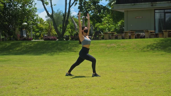 Jong Europees Brunette Meisje Praktijken Alleen Yoga Natuur Staande Groen — Stockfoto