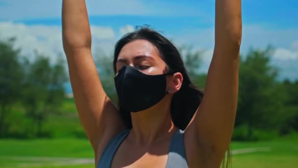 유럽의 소녀는 얼굴에 보호용 마스크를 속에서 요가를 — 비디오