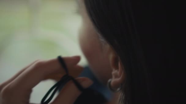 Mladá Evropská Brunetka Sedí Stolu Veřejném Místě Obléká Obličej Černou — Stock video