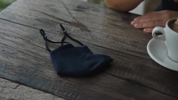 Une Jeune Fille Européenne Est Assise Une Table Dans Lieu — Video