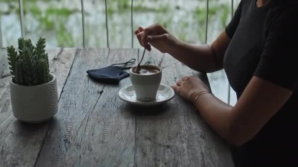 Ung Europeisk Flicka Sitter Vid Ett Bord Offentlig Plats Med — Stockvideo