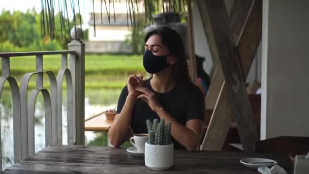 Une Jeune Fille Brune Européenne Assoit Une Table Dans Lieu — Video