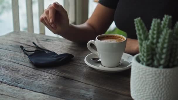 Una Joven Europea Sienta Una Mesa Lugar Público Con Una — Vídeo de stock