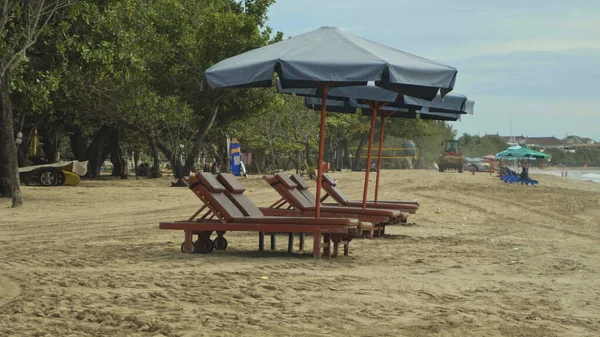Filas Sombrillas Plegadas Tumbonas Vacías Playa Temprano Mañana —  Fotos de Stock