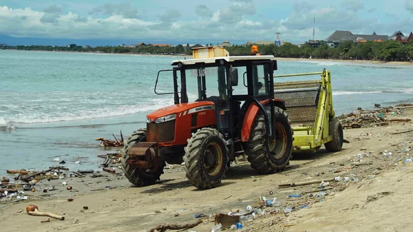 인도네시아 2021 쿠타에 섬에서 바다에서 플라스틱 쓰레기를 위에서 해변을 청소하기 — 스톡 사진