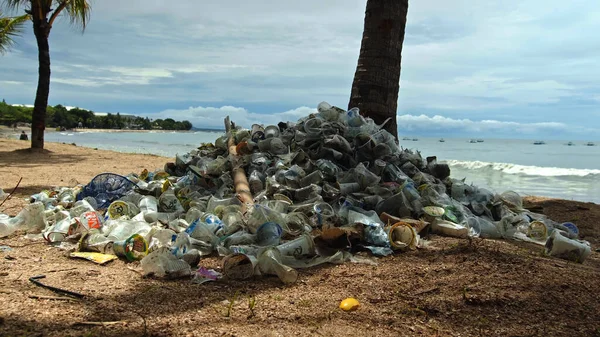플라스틱 쓰레기와 쓰레기들이 해변에서 영상입니다 생태학적 — 스톡 사진