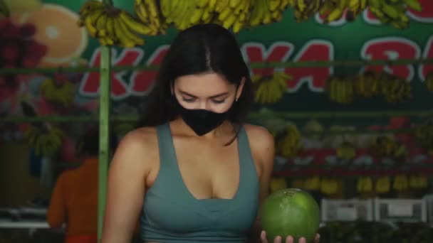 Mladá Evropská Dívka Černé Ochranné Masce Kupuje Organické Ovoce Obchodě — Stock video