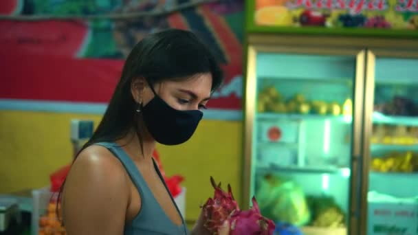 Genç Bir Avrupalı Kız Elinde Ananas Olan Bir Dükkandan Organik — Stok video