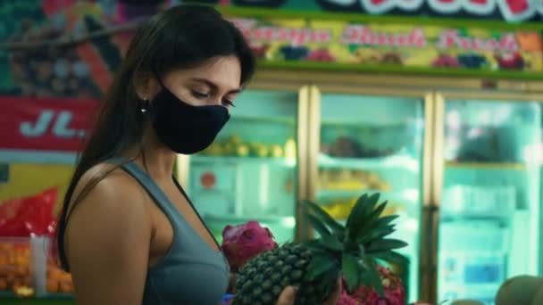 Ung Europeisk Flicka Väljer Ekologiska Frukter Butik Med Ananas Handen — Stockvideo