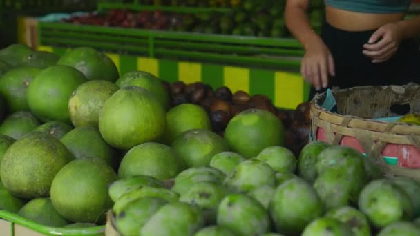 Una Giovane Ragazza Europea Una Maschera Protettiva Nera Compra Frutta — Video Stock