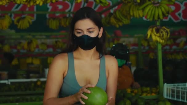 Een Jong Europees Meisje Met Een Zwart Beschermend Masker Koopt — Stockvideo