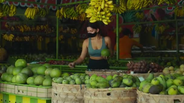 Młoda Europejka Czarnej Masce Ochronnej Kupuje Organiczne Owoce Sklepie — Wideo stockowe