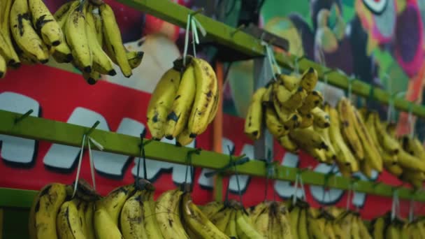 Mazzi Banane Biologiche Gialle Che Pesano Fila Nel Negozio — Video Stock