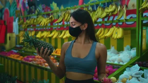 Une Jeune Fille Européenne Choisit Des Fruits Biologiques Dans Magasin — Video