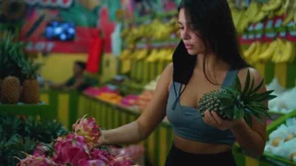 Ung Europeisk Flicka Väljer Ekologiska Frukter Butik Med Ananas Handen — Stockvideo