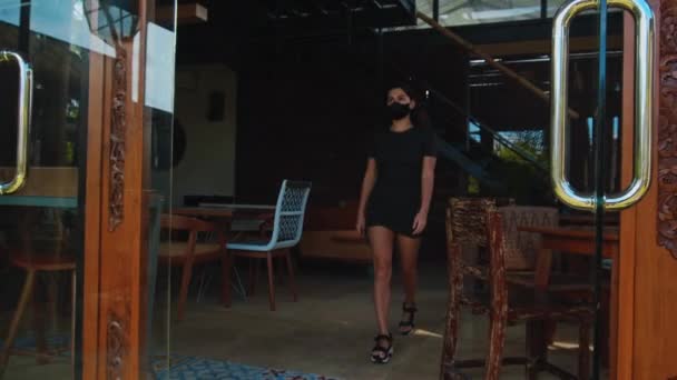 Genç Bir Avrupalı Kız Siyah Koruyucu Bir Maskeyle Binadan Çıkıyor — Stok video