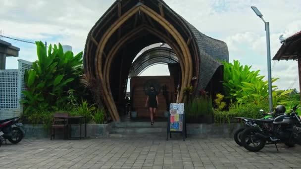 Kuta Badung Bali Kuta Beach Indonesia Enero 2021 Una Joven — Vídeos de Stock