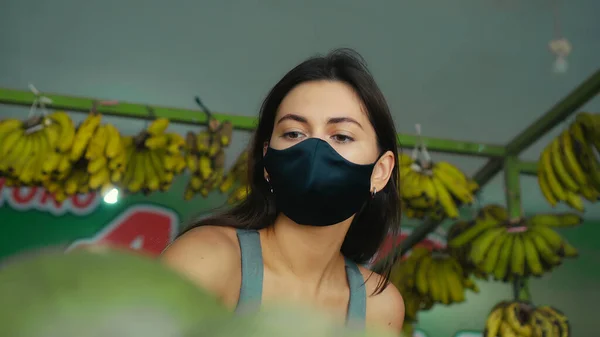 Una Joven Europea Con Una Máscara Protectora Negra Compra Frutas — Foto de Stock