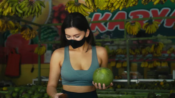 Siyah Koruyucu Maskeli Genç Bir Avrupalı Kız Mağazadan Organik Meyve — Stok fotoğraf